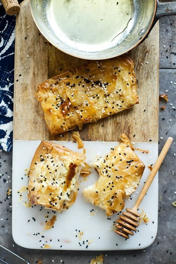 Feta enrobée de pâte filo, miel & huile extra vierge d’olive